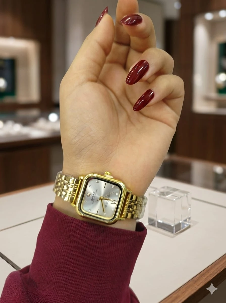 Montre femme élégante cadran argenté bracelet doré